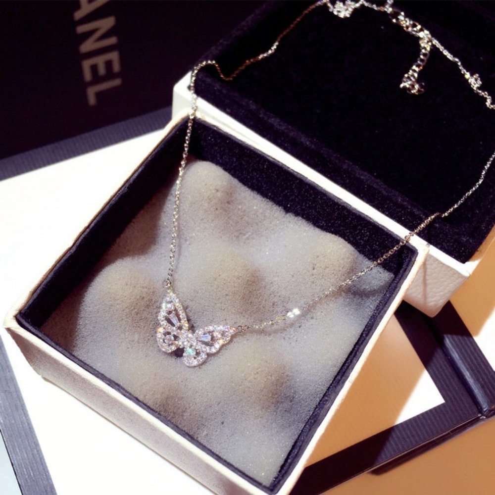 NEW 18K White Gold Diamond Butterfly Necklace - Picture 2 of 3